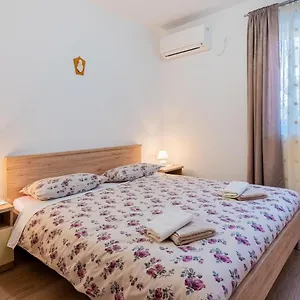 https://room-laudina.primorje-gorskikotar.com